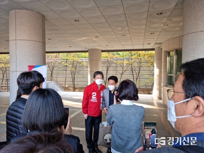 경기도지사 출마를 선언한 유승민 전 의원이 17일 고사장을 찾아 광역‧기초의원 예비후보들과 인사를 나누며 응원을 보냈다. (사진=허수빈 기자)