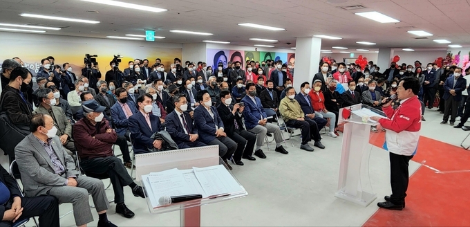 주광덕 예비후보 상상캠프 개소식에 정치인,시민,지지자 등이 참석한 가운데 주 예비후보가 7대 분야 핵심공약을 발표하고 있다.(사진=주광덕 예비후보 캠프)