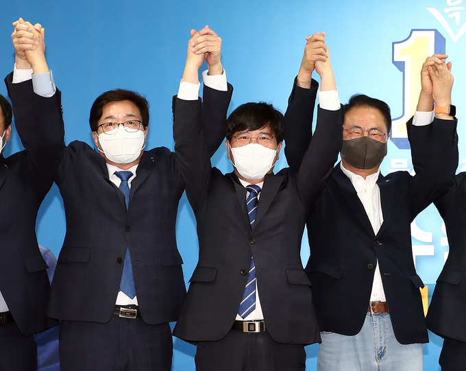 김상회 수원시장 예비후보가 승리를 다짐하며 17일 선거사무소 개소식을 성황리에 마쳤다. 왼쪽부터 염태영 경기도지사 예비후보, 김상회 수원시장 예비후보, 송주명 경기도 교육감 예비후보) (사진=김상회 예비후보 측 제공)