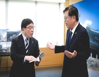 이한복 경기도교육감 예비후보가 신동헌 광주시장(오른쪽)을 만나 교육정책 현안에 대한 의견을 나누고 있다. (사진=본인제공)