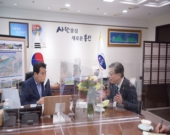 이한복 경기도교육감 예비후보가 백군기 용인시장(왼쪽)과 만나 교육정책 현안에 대한 의견을 나누고 있다. (사진=본인제공)