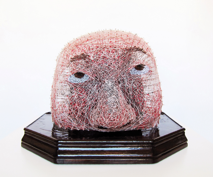 강건 作, 페르소나, 30.5×46.0×46.0cm, 레진, 바늘, 실, 나무, 2016. (사진=영은미술관 제공)
