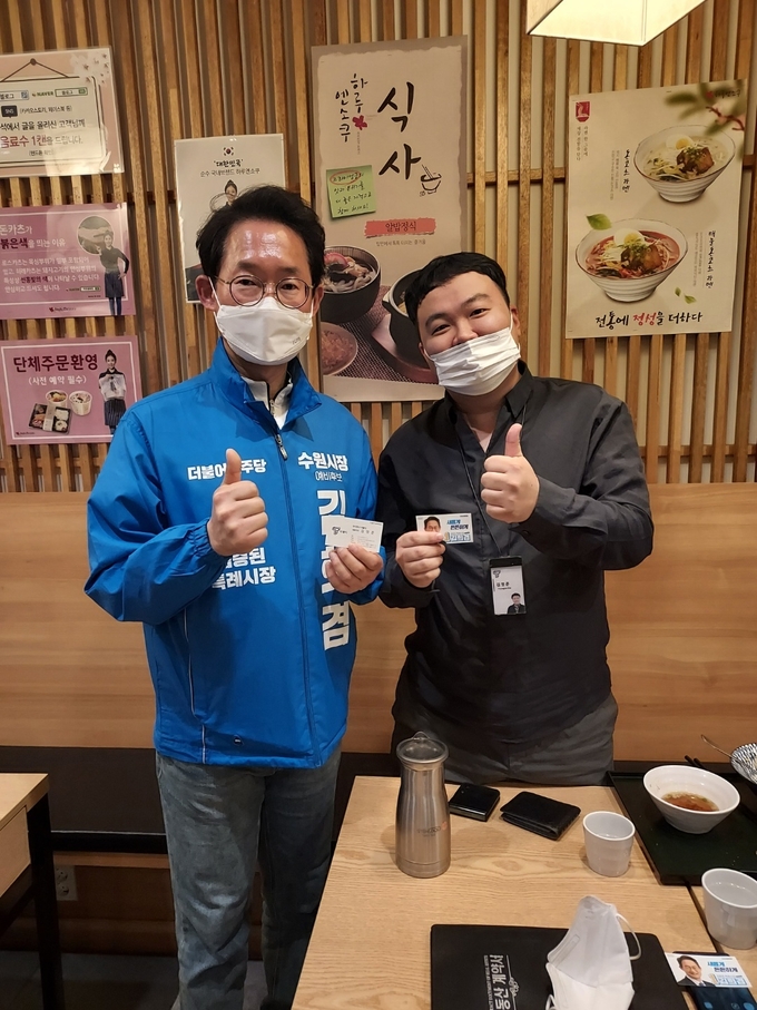 더블티 김영준 대표(우)와 만남을 가진 김희겸 더불어민주당 수원시장 예비후보. (사진=김희겸의 든든캠프 제공.)