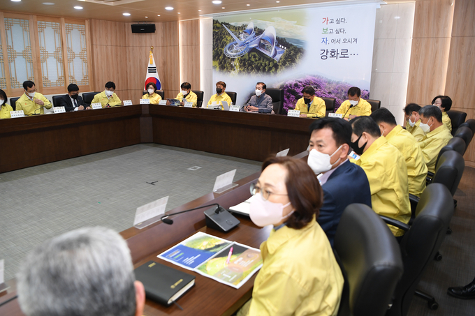 유천호 강화군수가 18일 열린 ‘2035 강화군 장기종합발전계획 수립 용역’ 착수보고회에서 보고 받고 있다. ( 사진 = 강화군 제공 )