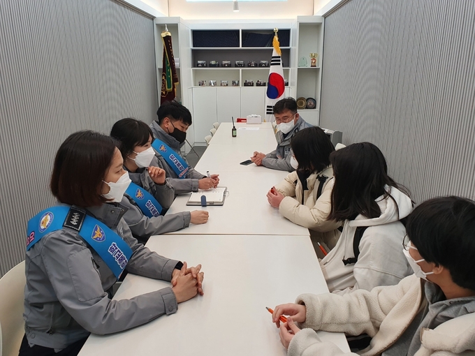 안양동안경찰서는 신학기 학교폭력 예방 및 청소년 선도·보호를 위해 경찰·안양시학원연합회·청소년상담센터·청소년이 함께하는 '공존 프로젝트'를 시행한다.(사진=안양동안경찰서 제공)