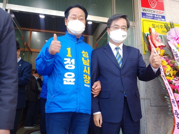 정윤 예비후보(사진 왼쪽)가 김동연 예비후보와 화이팅을 하고 있다. (사진=정윤 예비후보 제공)