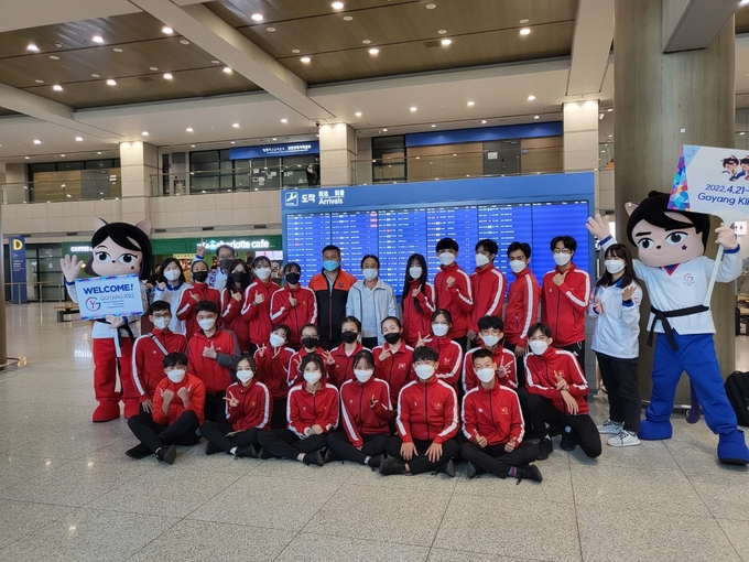 베트남 선수단월들이 인천공항에 도착해 대회 마스코트와 기념촬영을 하고 있다.(사진=고양시 제공)