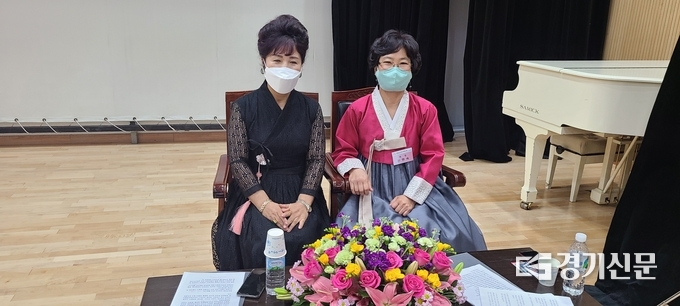 제14대 태민자 회장(왼쪽)과 신현숙 제15대 회장(오른쪽)이 포즈를 취해 주었다. (사진=문석완 기자)
