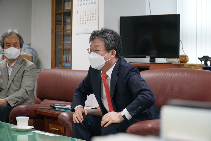 유승민 경기도지사 예비후보가 18일 경기도민회를 방문해 경기도민회장 및 운영위원 간담회를 가졌다. (사진=유승민 국민의힘 경기도지사 예비후보 제공)