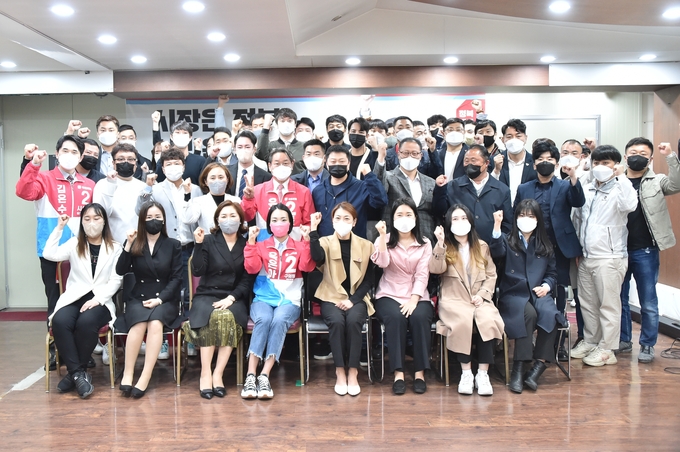 지난 17일 유정복 예비후보 지지를 표명한 국민의힘 인천시당 청년 100여 명.