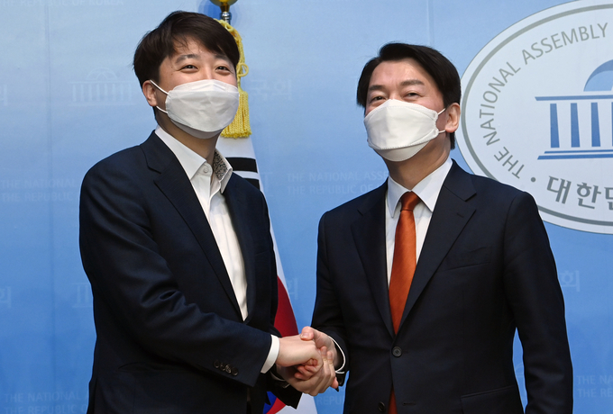 국민의힘 이준석 대표(왼쪽)와 국민의당 안철수 대표가 18일 서울 여의도 국회 소통관에서 기자회견을 열고 합당을 선언한 뒤 악수하고 있다. (사진=국회사진기자단/연합뉴스)