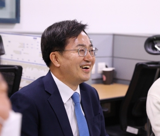 경기지사 후보로 출마한 더불어민주당 김동연 예비후보가 인터뷰를 진행하고 있다. (사진=김동연 캠프 제공)