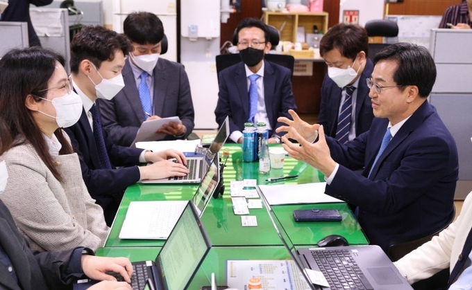 경기지사 후보로 출마한 더불어민주당 김동연 예비후보가 인터뷰를 진행하고 있다. (사진=김동연 캠프 제공)