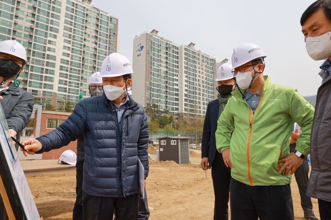조광한 남양주시장은 18일 화도근린공원 및 늘을중앙공원 조성 현장과 심석고등학교 운동장 공영 주차장 공사 현장을 방문해 각 사업 진행 상황을 점검했다.(사진=남양주시 제공)