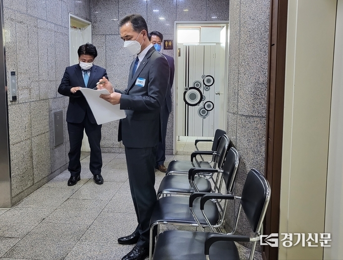 면접 준비 중인 기초단체장 후보자 (사진=김혜진 기자)