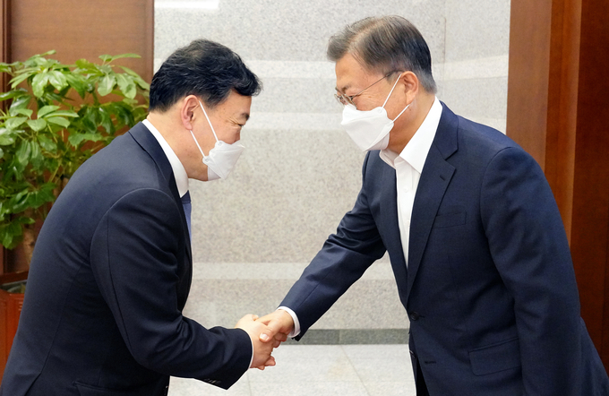 문재인 대통령이 18일 오후 청와대 여민관 집무실 앞에서 김오수 검찰총장과 악수하고 있다. (사진=청와대 제공)