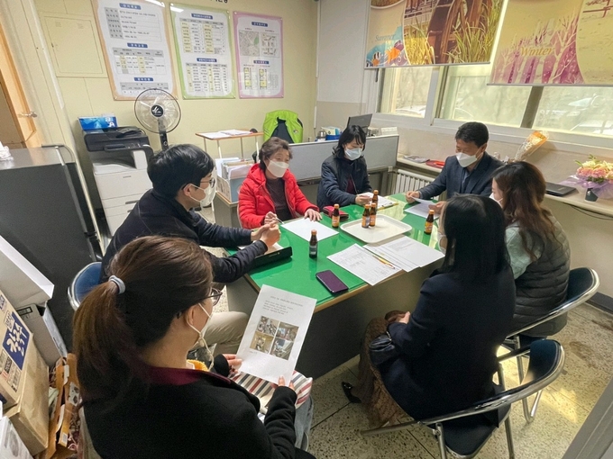 주택관리공사 경기지사 산본 주몽 1단지 관리사무소가 어려운 가정에 봉사활동을 펼치기 위해 회의를 하고 있다.(사진=주택관리공단 경기지사 제공)<br>
