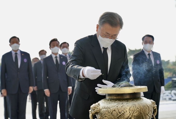  문재인 대통령이 19일 오전 서울 강북구 국립 4.19 민주묘지 기념탑에서 분향하고 있다. (사진=청와대 제공)