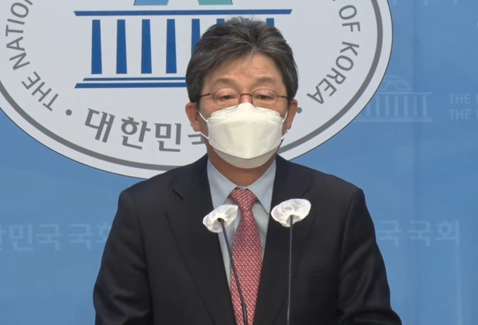 유승민 전 의원이 18일 국회소통관에서 기자회견을 하고있다. (사진=유튜브 캡쳐)