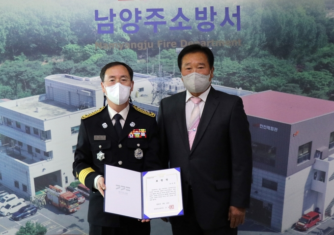 남양주소방서( 조경현 서장이 19일 와부읍 들불화재 현장에서 적극적인 초기 대응으로 연소확대 방지에 기여한 박덕배씨에게 ‘민간인 화재진압 유공자 표창’을 수여했다(사진=남양주소방서 제공)