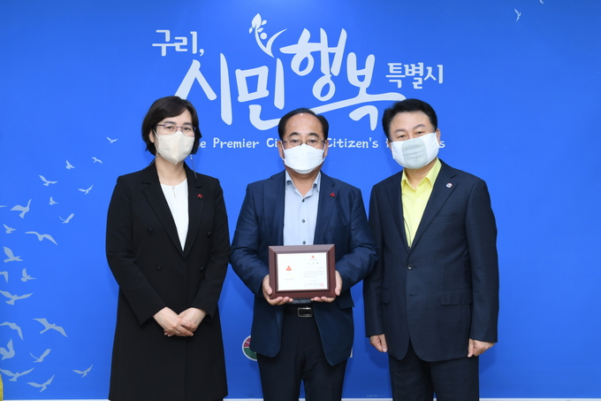 구리시가 개인 기부자를 발굴하여 기부리더 인증식을 진행하고 인증패를 전달했다.(사진=구리시 제공)