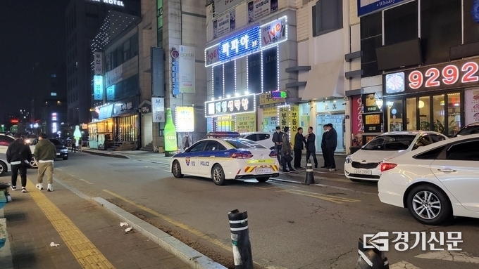 사회적 거리두기 영업시간·모임인원 제한이 전면 해제된 18일 자정 인계동 한 먹자 골목에서 신고를 받고 출동한 경찰이 현장을 정리하고 있다. (사진=김한별 기자)