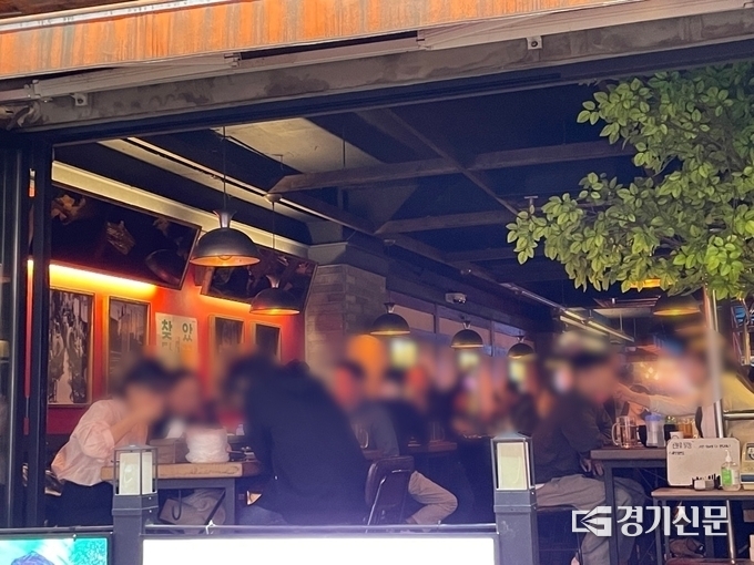 수원역 로데오거리의 한 가게에서 시민들이 술자리를 즐기고 있다. (사진=강현수 수습기자)