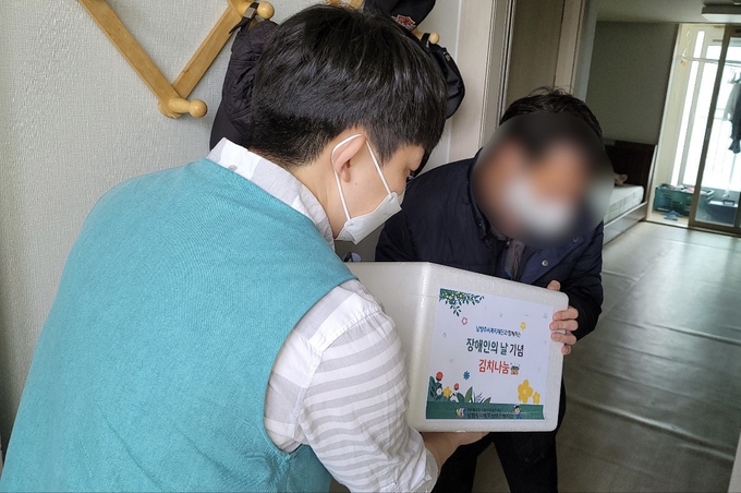 남양주시복지재단이 ‘관내 소외계층 장애인 및 장애인 생활시설’에 김치 380박스를 전달했다.(사진=남양주시 제공)