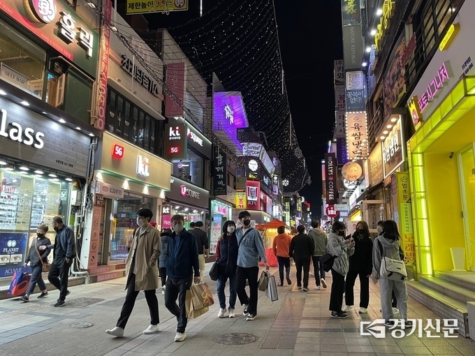 거리두기 해제 첫날인 18일 밤 수원역 로데오거리에 시민들의 발길이 이어졌다. (사진=강현수 수습기자)