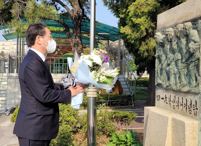 유정복 국민의힘 인천시장 예비후보가 19일 인천기계공 4‧19 학생의거기념탑에 헌화‧묵념하고 있다. ( 사진 = 유정복 캠프 제공 )