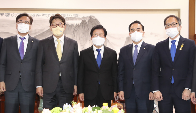박병석 국회의장이 19일 의장실에서 국민의힘 권성동 원내대표와 더불어민주당 박홍근 원내대표 등 양당 원내대표단과 기념촬영을 하고 있다. (사진=연합뉴스)