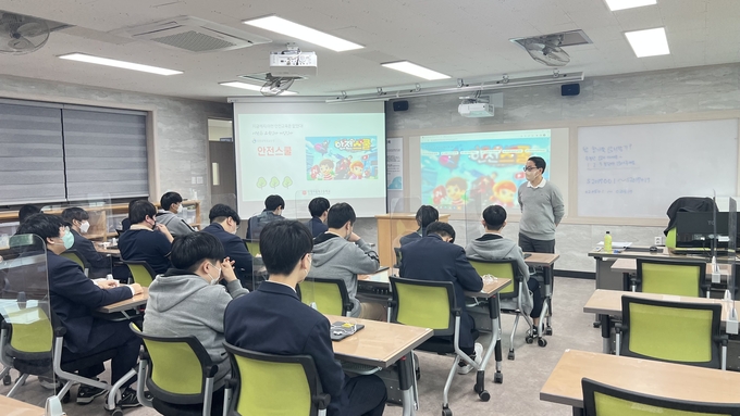 지난 14일 인천 부평구 인평자동차고에서 '안전스쿨' 시범수업이 진행되고 있다.( 사진 = 인천시교육청 제공 )