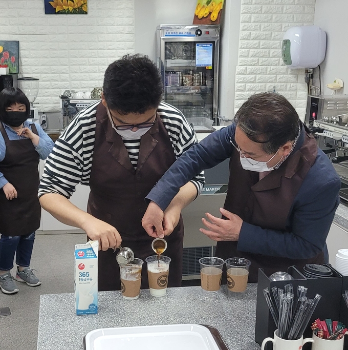 장애인 자활작업장에 방문해 커피를 함께 만들고 있는 유정복 예비후보.