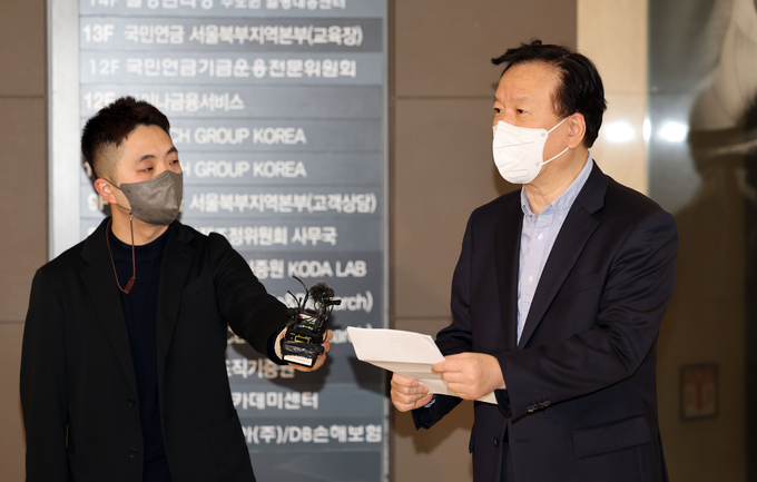  정호영 보건복지부 장관 후보자가 20일 오전 서울 서대문구 국민연금공단 서울북부지역본부에 마련된 사무실로 출근하며 입장을 밝히고 있다. (사진=연합뉴스)