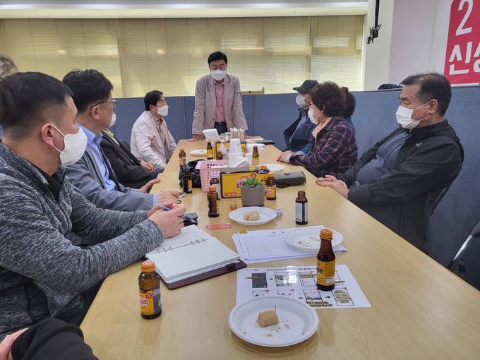 신상진 예비후보가 성호시장 상인회 대표들과 간담회를 하고 있다. (사진=신상진 예비후보 제공)