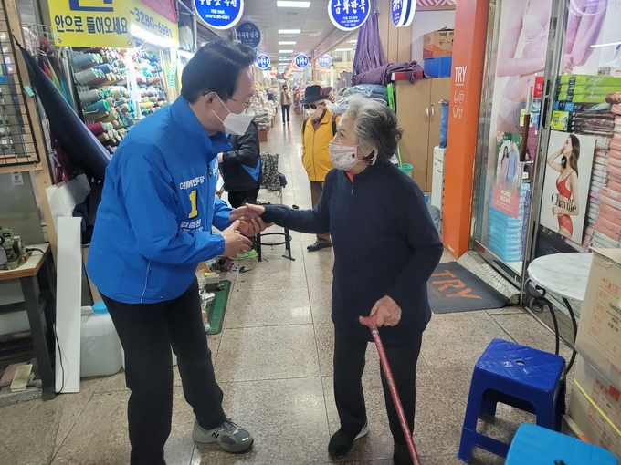 김희겸 더불어민주당 수원시장 예비후보가 시민과 인사를 나누는 모습. (사진=김희겸 측 제공)