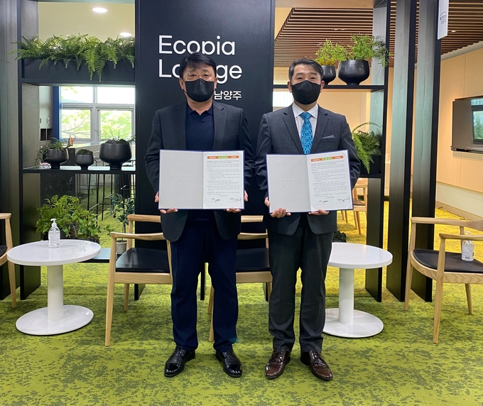 남양주시 퇴계원읍(읍장 이형진.왼쪽)은 지난 19일 퇴계원중학교(교장 장인수,오른쪽)와 ESG 행정 협약을 체결했다. (사진=퇴계원읍 제공)
