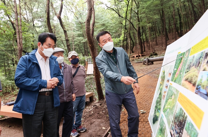백군기 용인시장이 지난 2021년 9월 구성도시자연공원 시민녹색쉼터 현장을 점검하고 있다.(사진=용인시 제공)