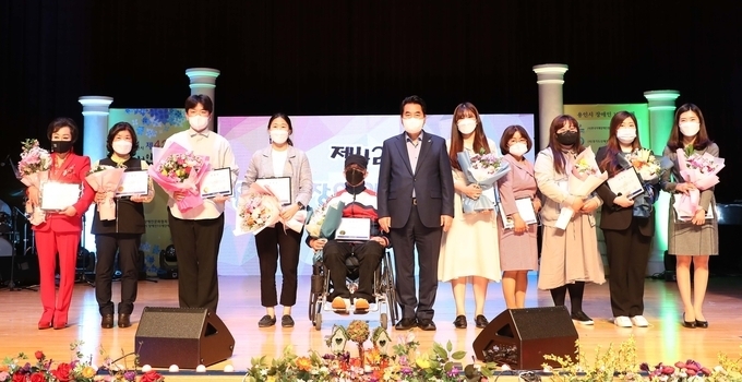 용인시는 20일 ‘제42회 장애인의 날’을 맞아 용인시청 에이스홀에서 ‘장애인의 날 기념식’을 개최했다.(사진=용인시 제공)