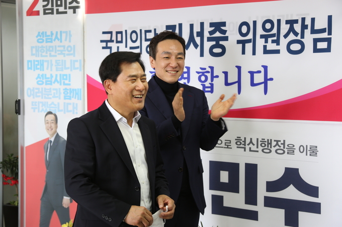 김서중 위원장(사진 왼쪽)이 지지선언을 위해 김민수 예비후보 캠프를 방문하고 있다. (사진=김민수 예비후보 제공)