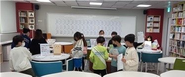 군포 신기초등학교가 필사, 나만의 작품 만들기, 종이책만의 매력 찾기 등 활동펼치고 있다.(사진=군포 신기초등학교 제공)