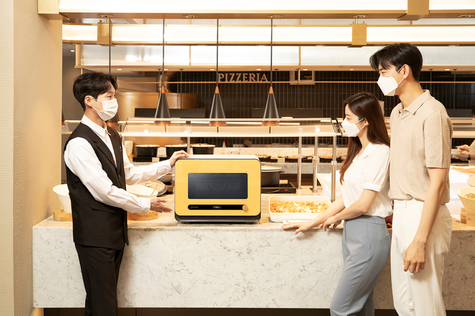 삼성전자 모델이 서울 잠원동에 위치한 빕스 반포역점 비스포크 기획존에서 비스포크 큐커와 CJ푸드빌과의 협업 마케팅을 소개하고 있다. (사진=삼성전자 제공)
