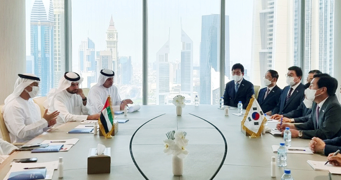 중기중앙회-UAE 경제부 간담회 (왼쪽 앞) 알 팔라시 UAE 중기부 장관, 김기문 중앙회장. (사진=중소기업중앙회 제공)