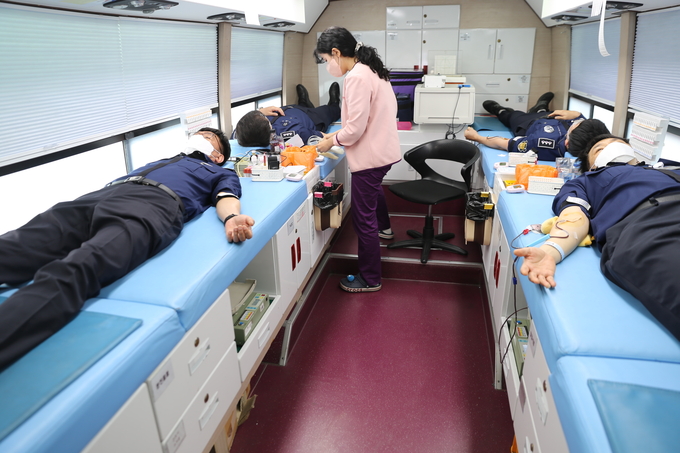 서울구치소는 코로나로 인한 혈액수급 부족에 힘을 보태고자 긴급 단체 헌혈 참여를 하고 있다.(사진=서울구치소 제공)
