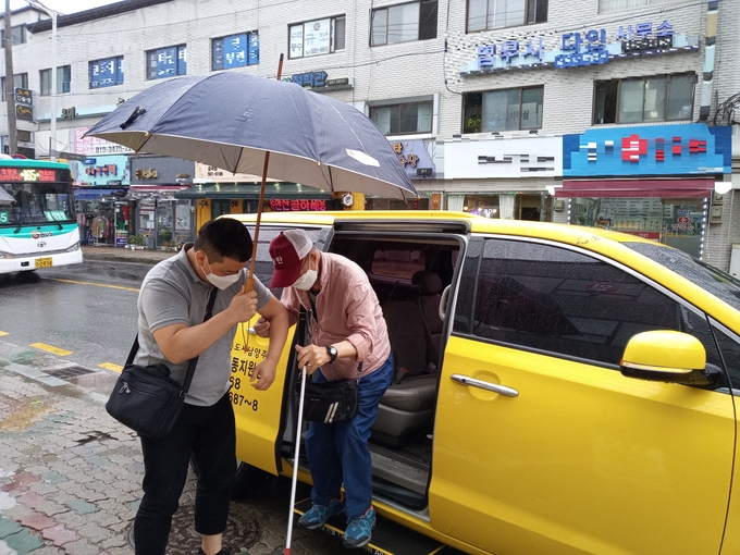 남양주시는 이동에 제약이 있는 장애인에게 차량 운행을 통한 이동 서비스를 제공하고 있다.(사진=남양주시 제공)
