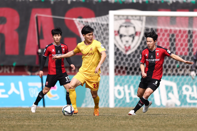 프로축구 K리그2 선두인 부천FC1995와 2위 광주FC가 1위 자리를 놓고 진검승부를 벌인다. 사진은 광주와 부천의 시즌 첫 맞대결 모습. (사진=한국프로축구연맹 제공)