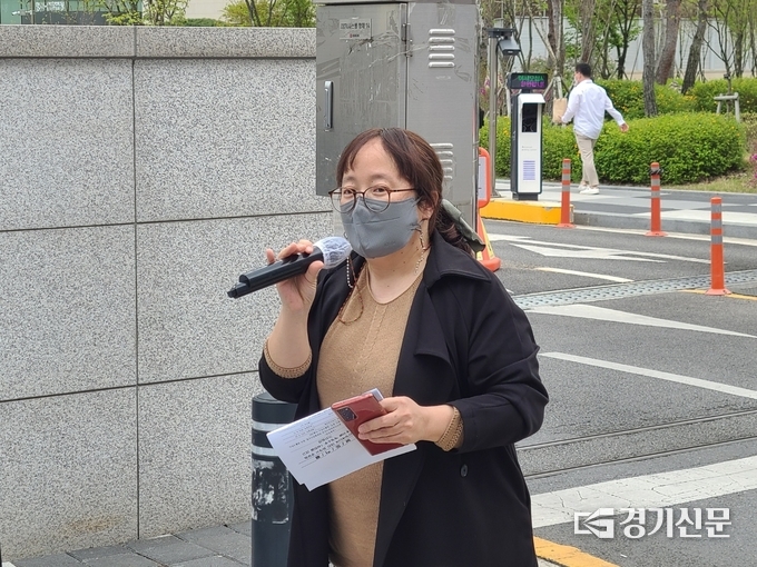 21일 오후 수원지법 앞에서 김성연 장애인차별금지추진연대 사무국장이 '임용차별 행정소송 1심판결 선고' 기자회견에서 발언을 하고 있다. (사진=임석규 수습기자)