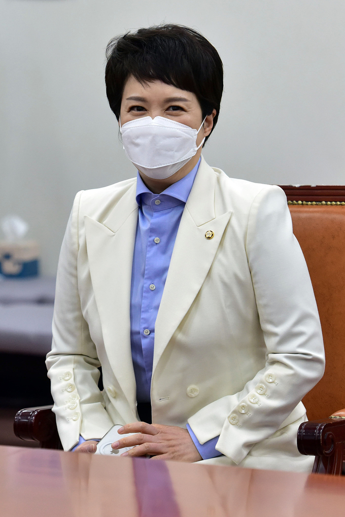 국민의힘 김은혜 의원이 지난 8일 오전 국회에서 열린 국민의힘 제8회 전국동시지방선거 광역단체장 공천신청자 면접을 보고 있다. (사진=연합뉴스 제공)
