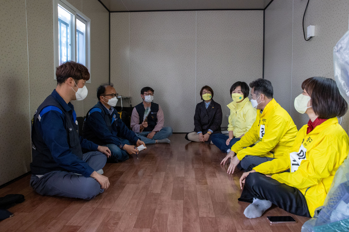21일 이정미 인천시장 예비후보와 한국지엠 부평공자 노동자들이 이야기를 나누고 있다. ( 사진 = 정의당 인천시당 제공 )