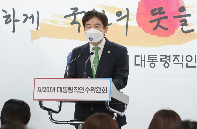  제20대 대통령직인수위원회 정무사법행정분과 이용호 간사가 21일 오후 서울 종로구 통의동 인수위 공동기자회견장에서 이른바 '검수완박(검찰 수사권 완전 박탈)' 추진에 대한 추가 입장을 발표하고 있다. (사진=인수위사진기자단/연합뉴스)